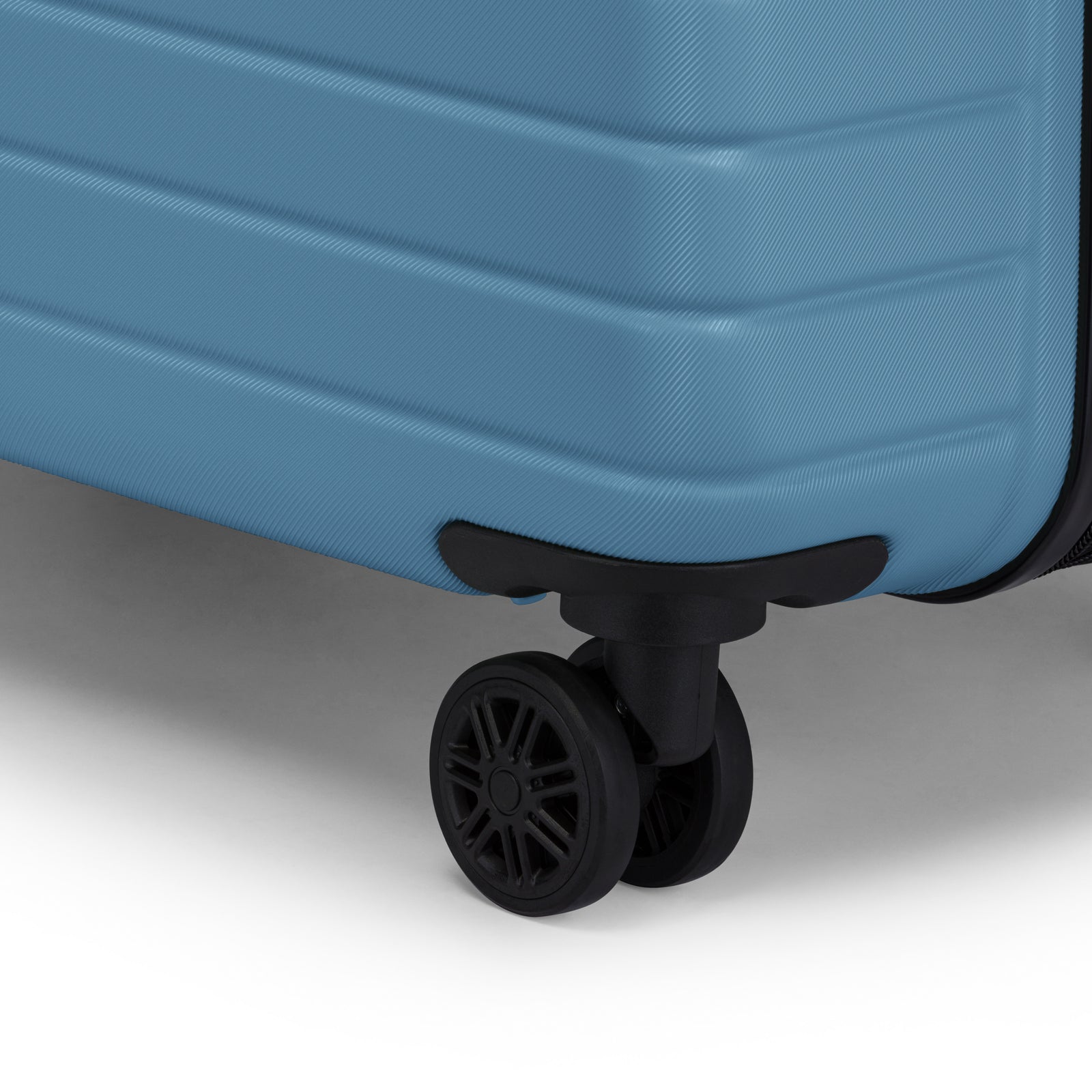 Bugatti Stockholm Collection 30.5" Hardside Spinner Luggage Glacier Blue